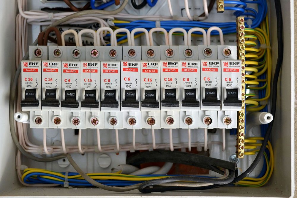 услуги электрика от розетки до полной замены проводки