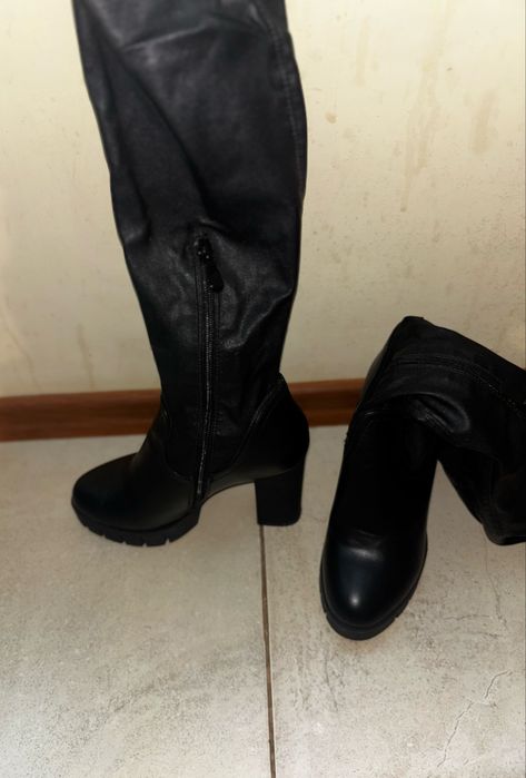 Черни ботуши над коляното с ток