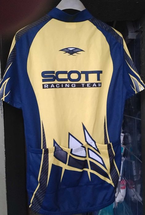 Много стари спортни облекла,