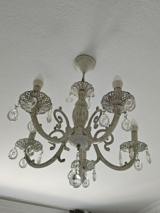 Три люстры разные