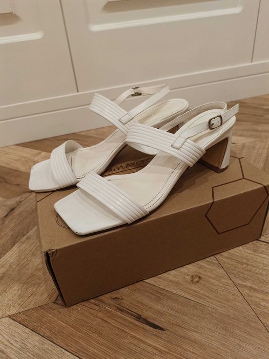 Босоножки Respect белые на каблуке