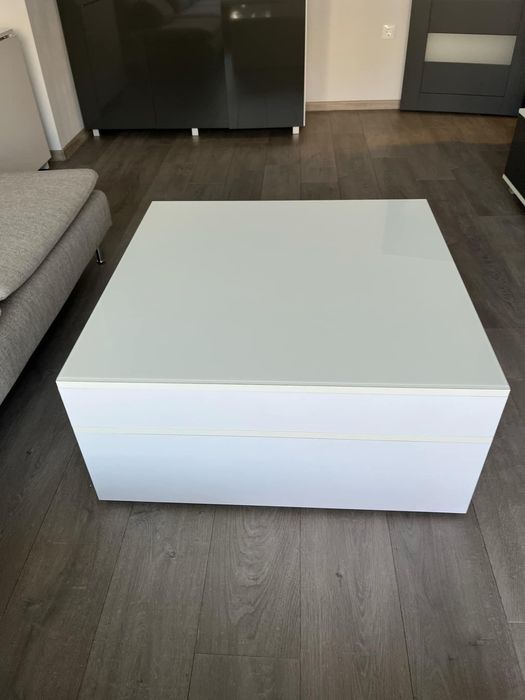 Холна маса на колела