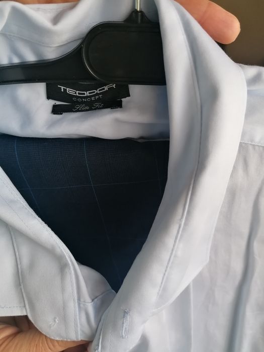 Костюм, риза и вратовръзка.