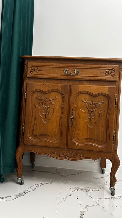 Comodă în stil clasic din lemn masiv