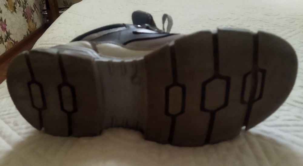 Продам подростковые кроссовки