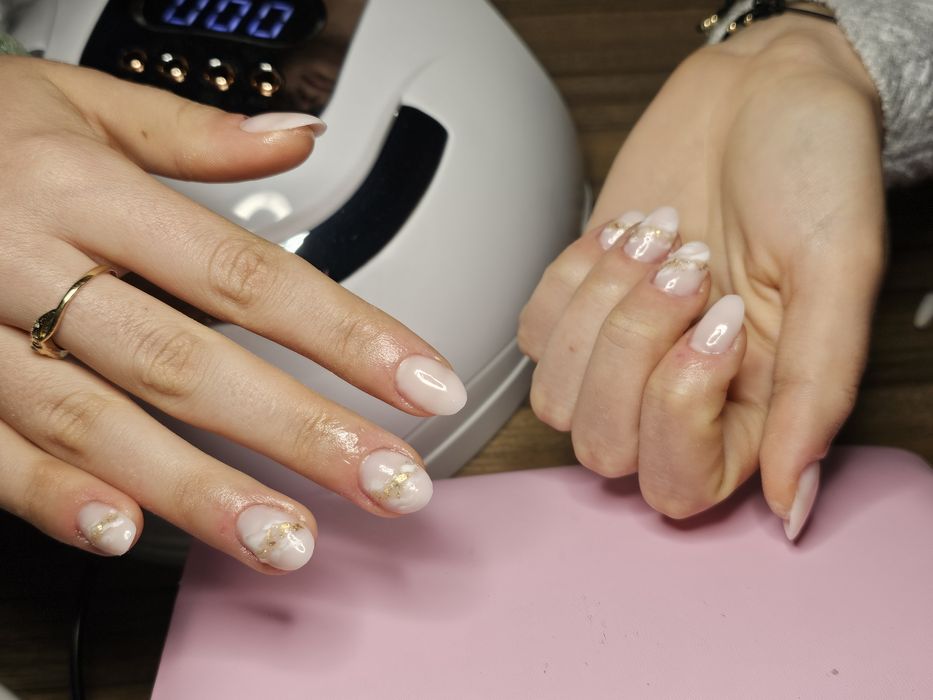 Manichiura iasi-unghii cu gel sau semi