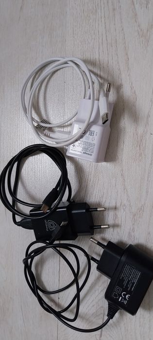 Продават се адаптери -зарядни устройства за мобилни телефони