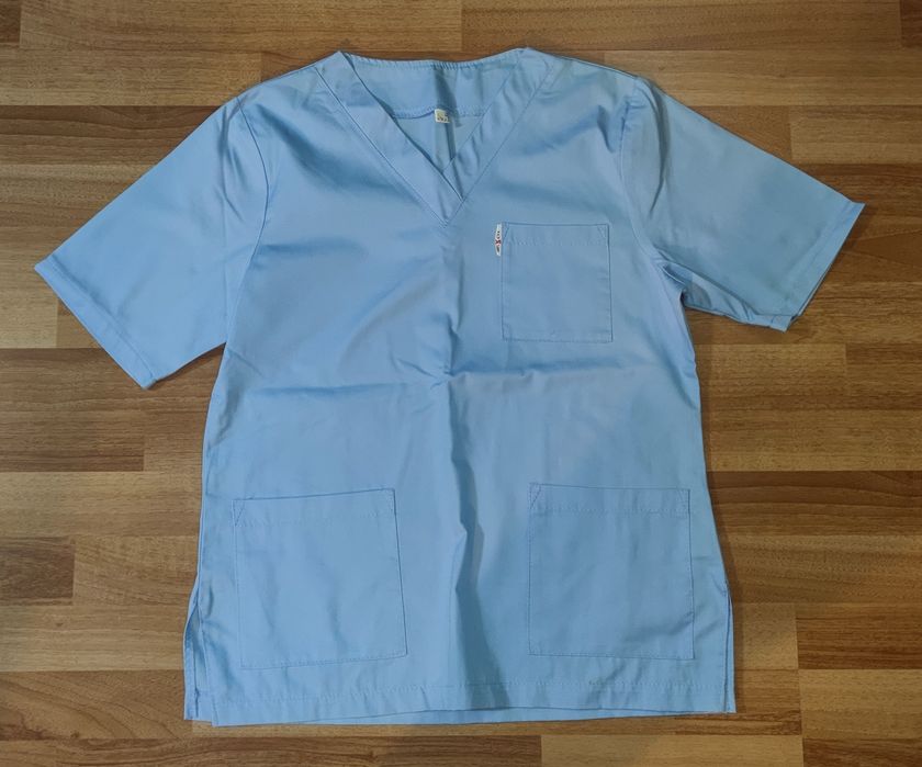 Vând Costum medical