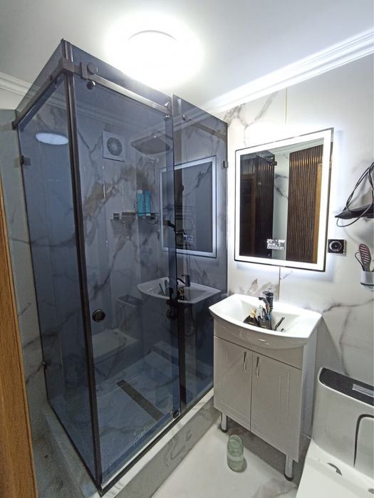 Стеклянные душевые кабины