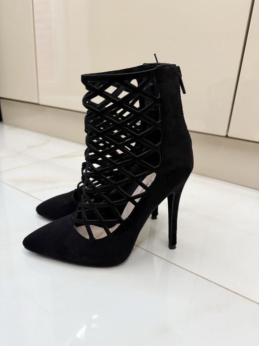 Велурени обувки на ток