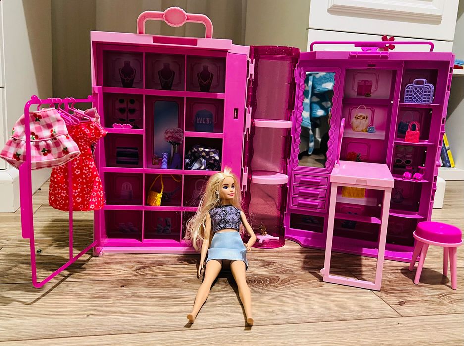Garderobă Barbie cu haine, încălțăminte