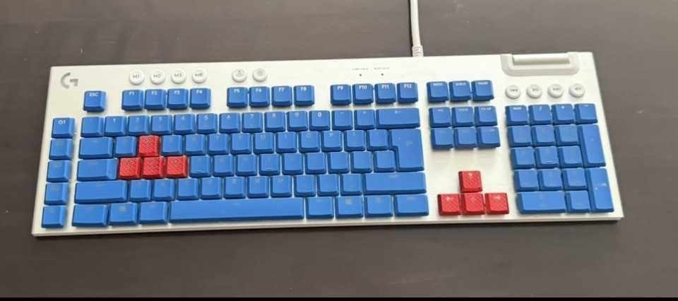 Клавиатура Logitech G815 + цял пакет бели резервни клавиши