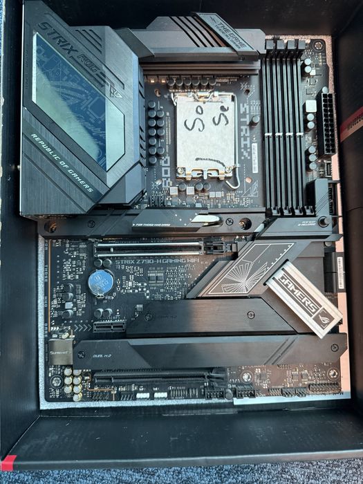 Asus ROG Strix Z790-HGAMING WIFI (повредена)