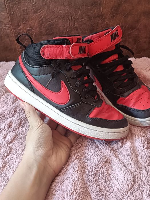 Vând adidași Nike court vision red and black