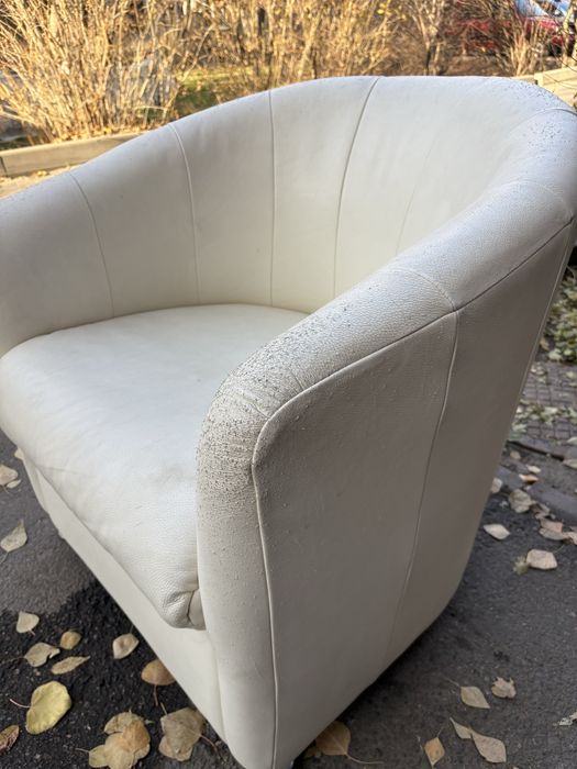 Белое кожаное кресло
