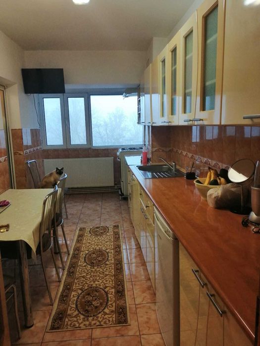 Vând ap. 3 cam. decomandat, central, suprafata generoasă, Brăila,