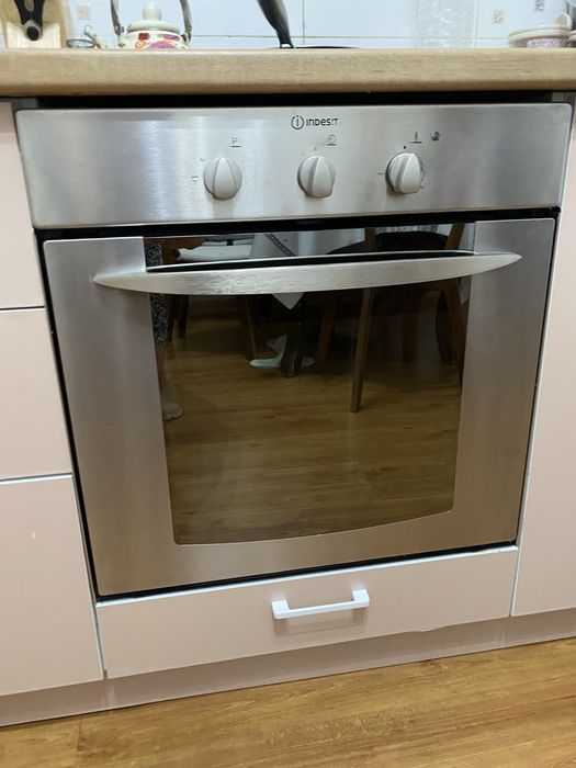 Духовка Indesit.