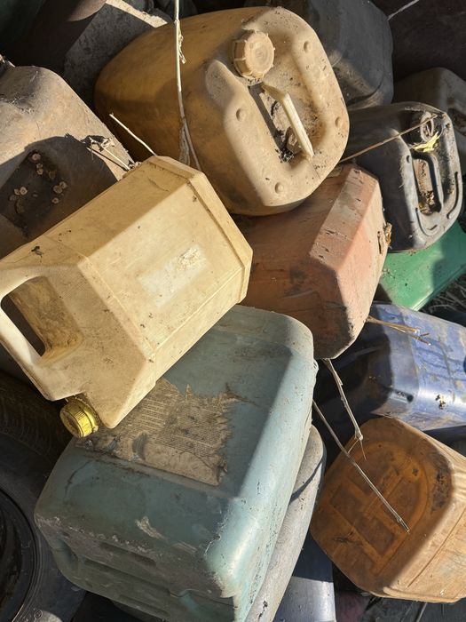 Отдам канистры около 20 штук