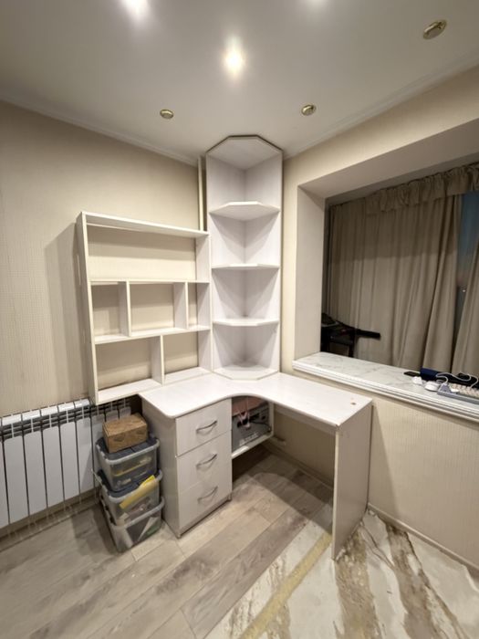 Стол для детской комнаты с полками