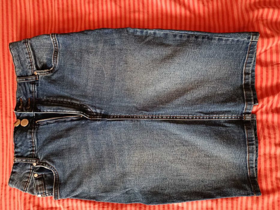 Пола до коляно – различни цветове и размери