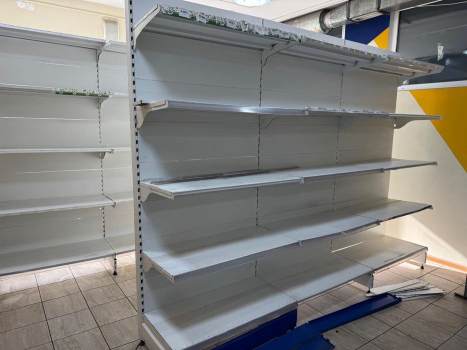Морозильники и полки для магазина.