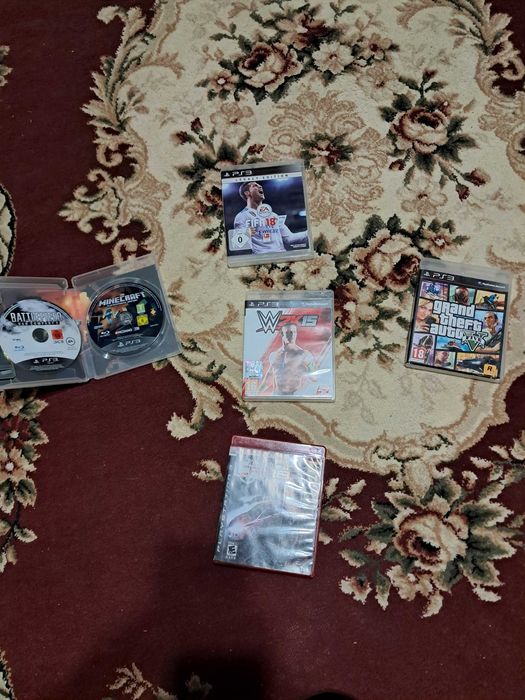 Playstation 3,6 jocuri de ps3,joystick de ps3 cu incarcator,cablu HDMI si inca un cablu