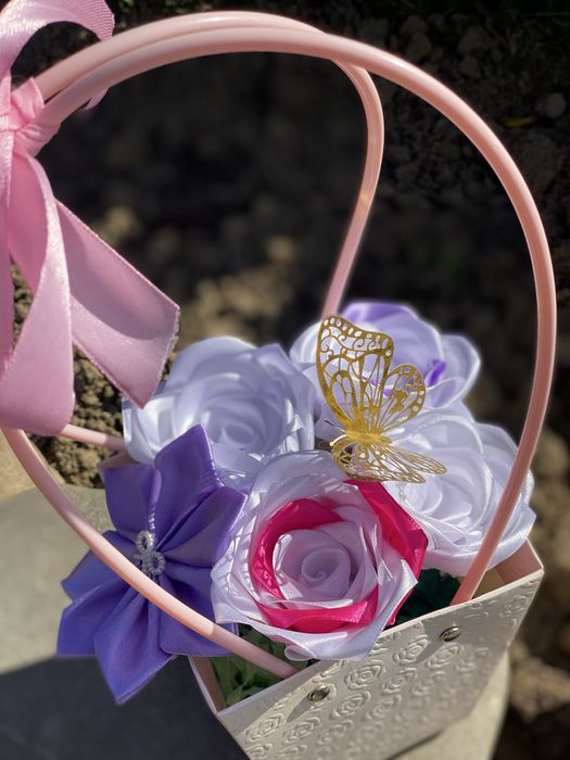 Vând ornamente florale din satin