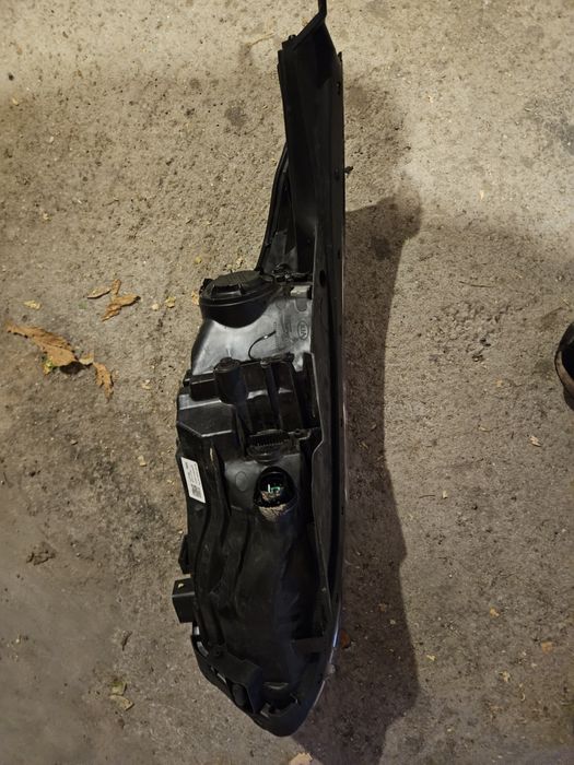 Продавам ляв фар за Kia ceed procees xceed счупе