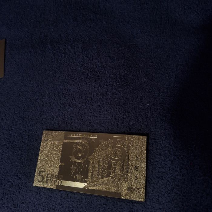 Позлатени евро банкноти