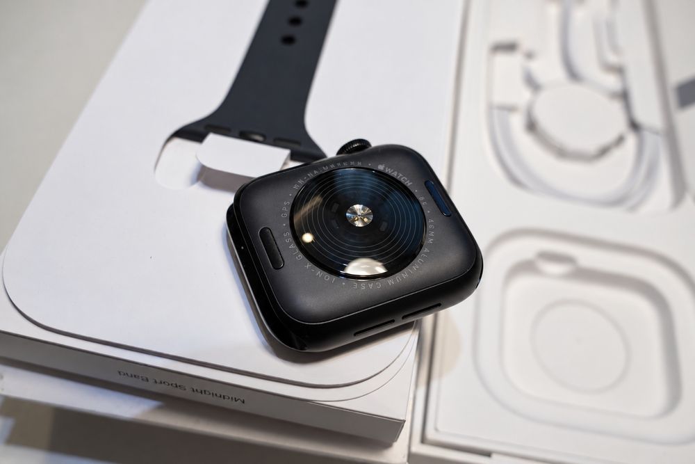 Apple Watch SE 3 (2025) GPS 40 mm Midnight – baterie 100%, full box