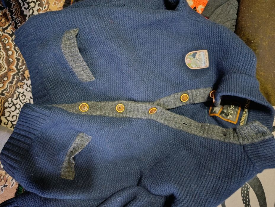 Продавам вълнена жилетка