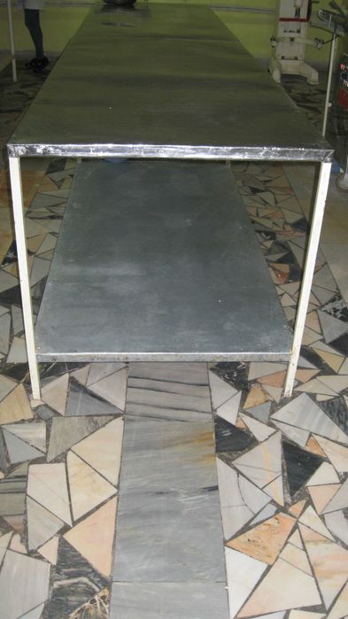 Кондитерские столы срочно продаются.