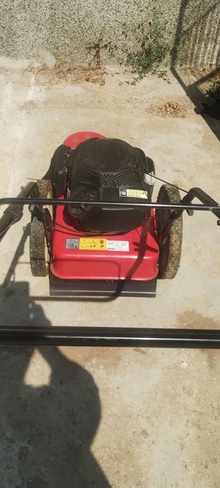 Мощна, 4-тактова косачка за високи и гъсти треви.