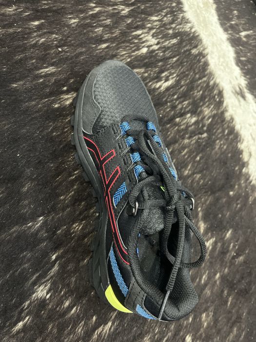 ПРОДАВАМ обувки на asics 37 номер