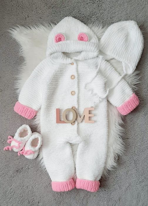 Combinezon croșetat, căciuliță cu pompoane și botoșei, 80-86cm