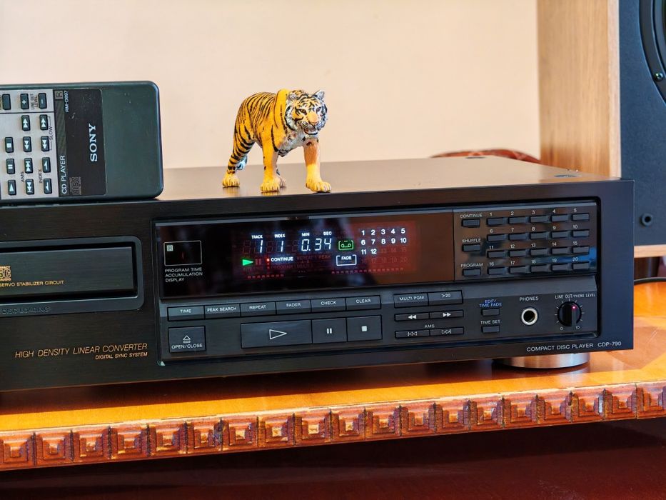 Cd player top. Sony CDP-790. Telecomanda originală. Ca nou. Preț fix !