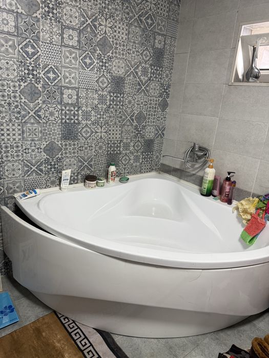 Продам ванну болшую и телик