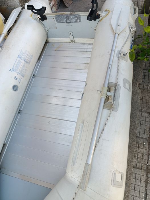 Продавам надуваема лодка Z-ray series 400, заедно с двигател  Genovo power four storke 5 кс. с.