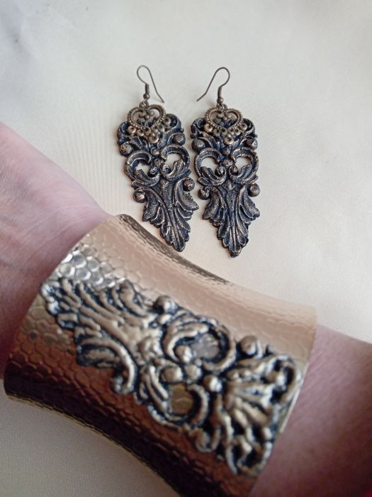 Ръчно декориран комплект бижута гривна и обеци!