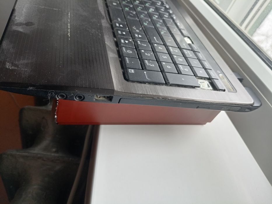 Продам два ноутбука. Без экранов.