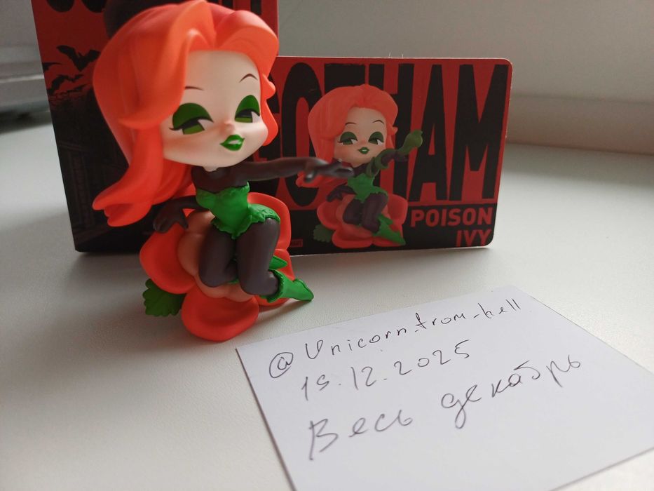 Рандомная фигурка pop mart из серии Gotham (poison ivy)