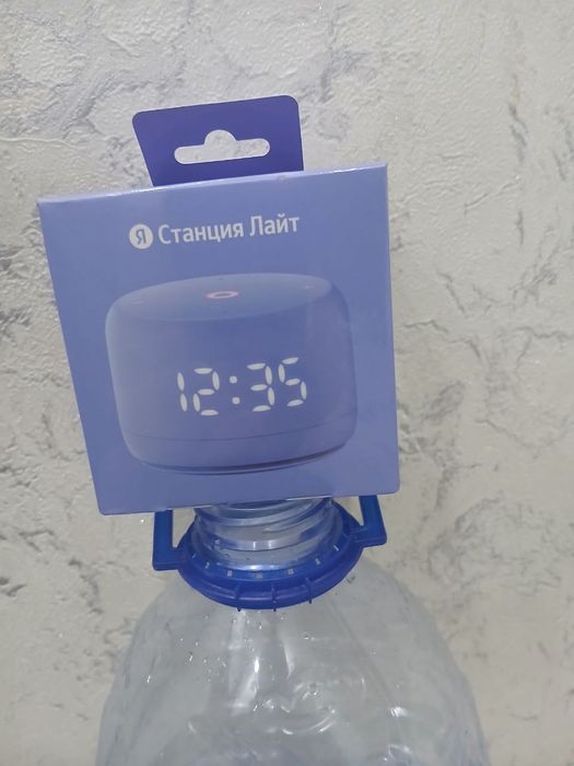 "Yandex Станция Лайт D10 (soatli) — yangi, qutida, Alica bilan"