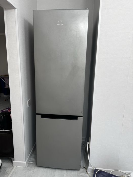 Холодильник б/у в отличном состояний