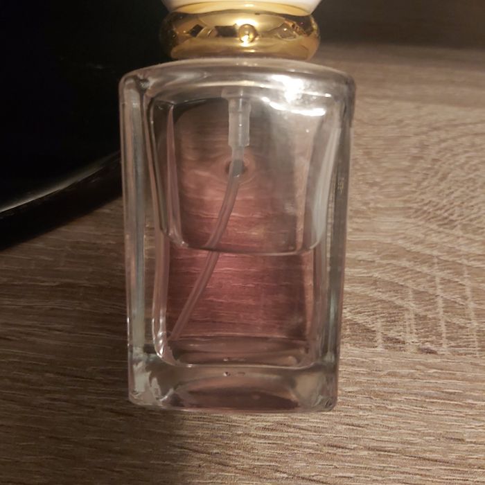 Продам духи ,блеск для губ 3шт