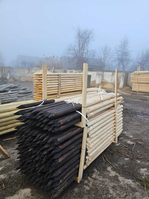 Tutori tarusi din lemn rotund pentru pomi fructiferi