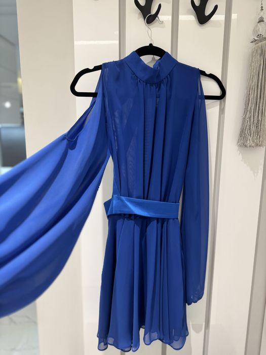 Рокля Авин с гол гръб