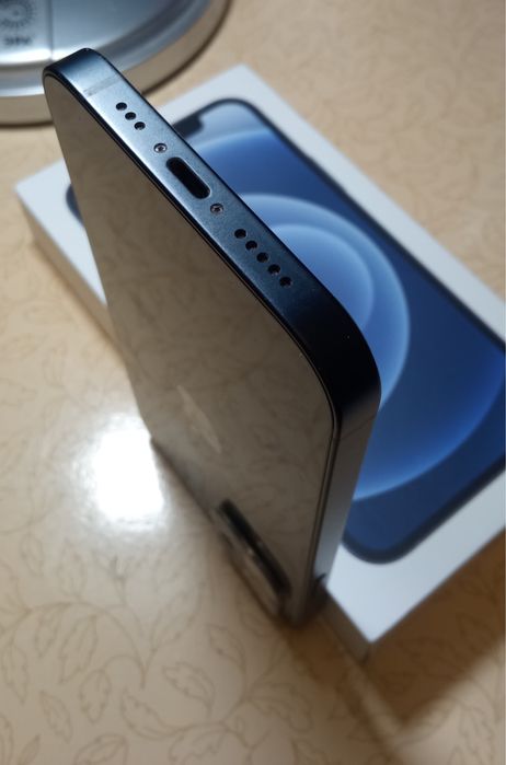 iPhone 12 в идеальном состоянии