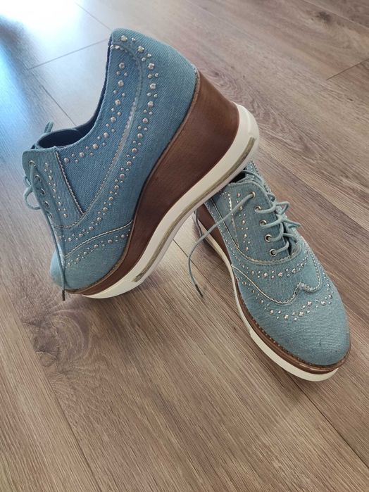 Дамски обувки с платформа