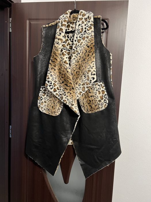 Тъмно кафяв елек с тигрово