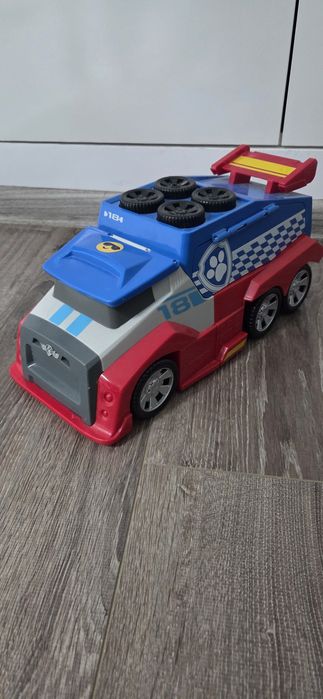 Masina de curse a cățeilor Paw Patrol